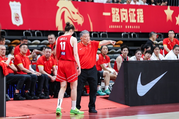 媒体人：对面这么矮 中国女篮可以上双塔 还上小个阵容拼速度？