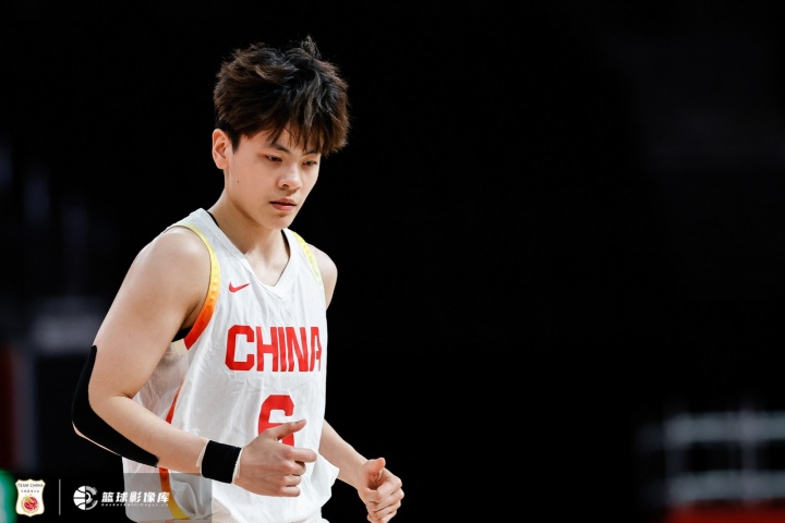 手感不佳但少不了！杨舒予正负值+19全场最高 10中1得4分3板6助