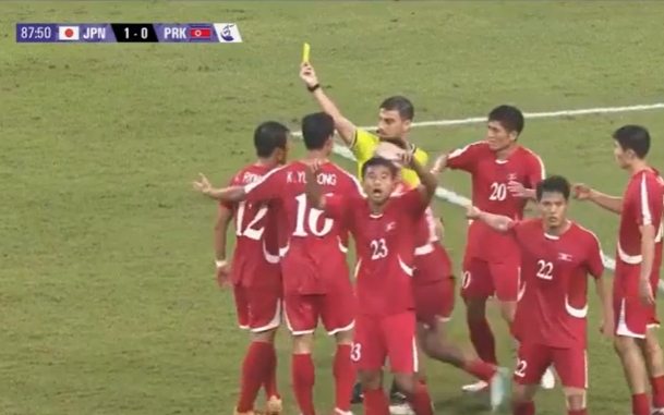 一人因抗议染黄！朝鲜U23错失绝平良机，集体抗议日本球员手球